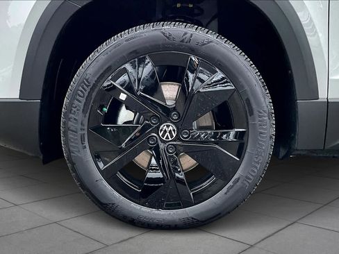 New 2026 Volkswagen Taos SE image 11