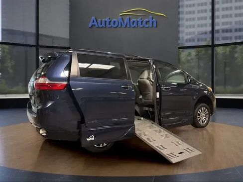Used 2019 Toyota Sienna XLE FWD image 14
