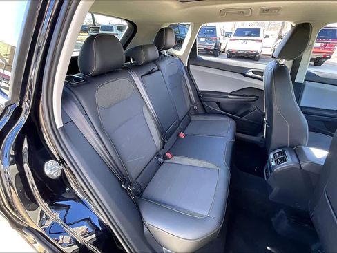 Used 2024 Volkswagen Taos SE image 19