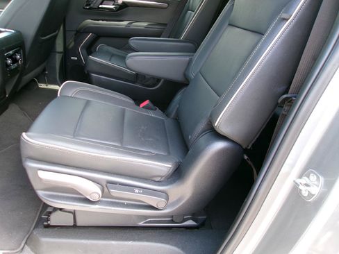 Used 2025 Chevrolet Suburban Premier AWD/4WD image 9