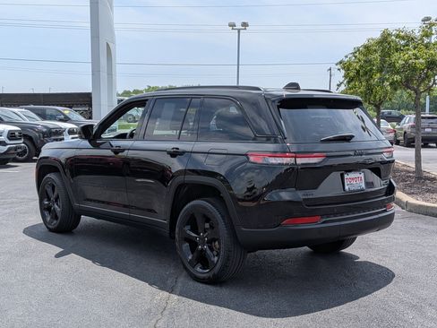 Used 2023 Jeep Grand Cherokee Limited w/ Black Appearance Package AWD/4WD image 6
