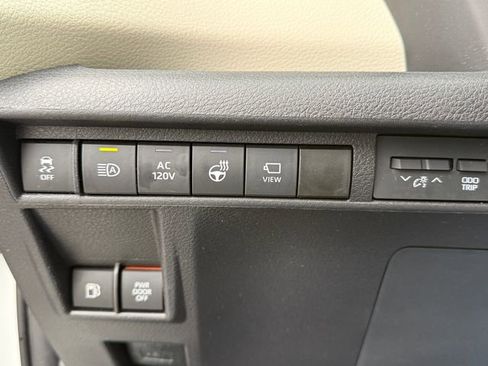 Certified 2021 Toyota Sienna Platinum image 30