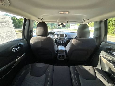 Used 2017 Jeep Cherokee Latitude w/ Safety/Convenience Group AWD/4WD image 14