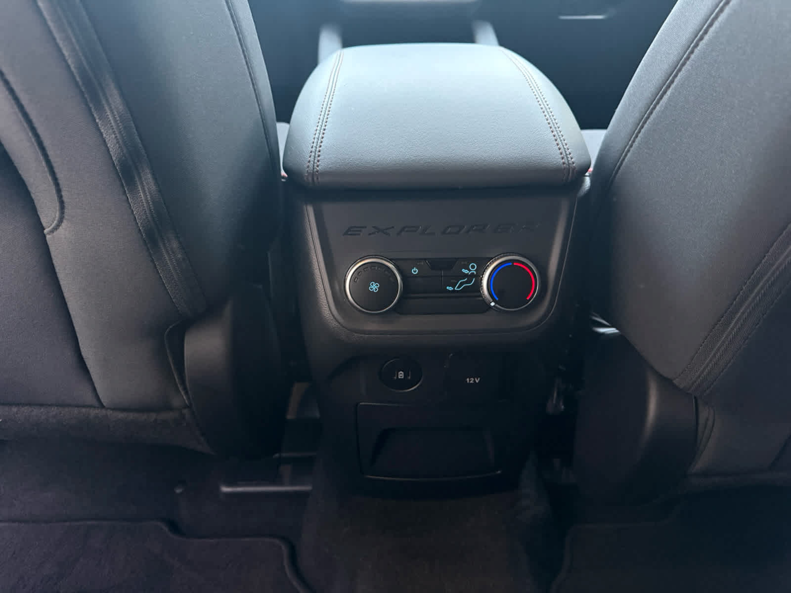 Used 2025 Ford Explorer Active AWD/4WD image 13