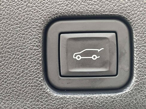 Used 2025 Chevrolet Traverse LT FWD image 19