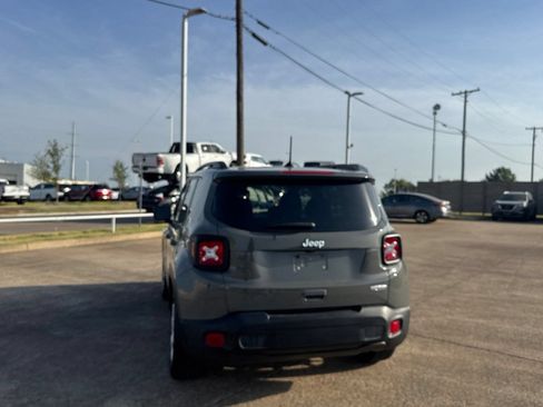 Used 2020 Jeep Renegade Latitude FWD image 18