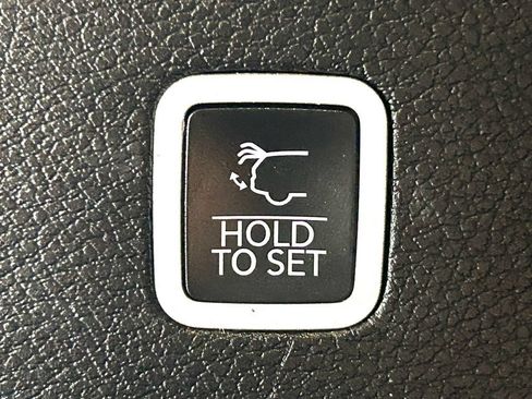 Used 2022 Jeep Wagoneer Series III w/ Premium Group I AWD/4WD image 17