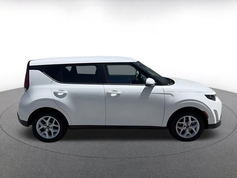 Used 2025 Kia Soul LX w/ LX Technology Package FWD image 16