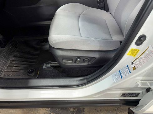 Certified 2022 Toyota Venza LE image 23