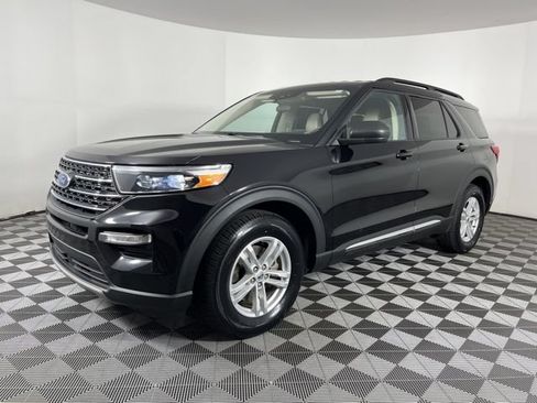 Used 2024 Ford Explorer XLT w/ Equipment Group 202A RWD image 4