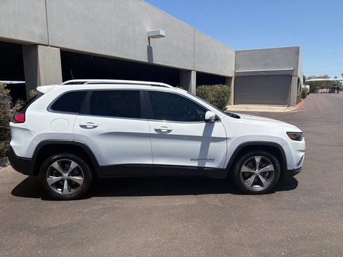 Used 2021 Jeep Cherokee Limited w/ Elite Package FWD image 3