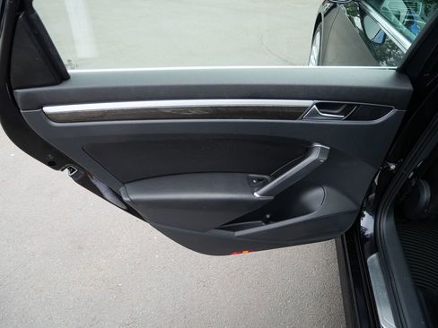 Used 2018 Volkswagen Passat 2.0T SE FWD image 17