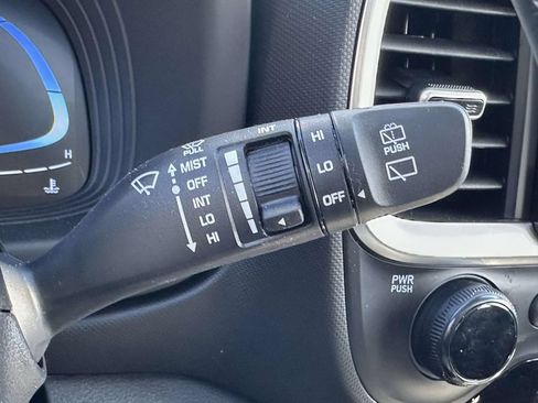 Certified 2025 Hyundai Venue SEL FWD image 32