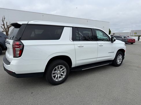 Used 2024 Chevrolet Suburban LT RWD image 3