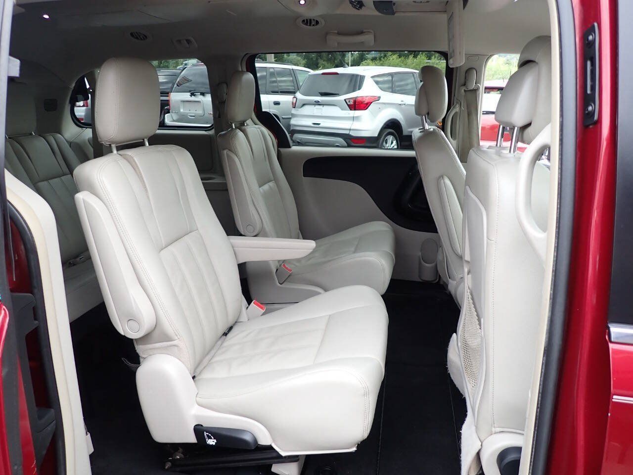 Used 2013 Chrysler Town & Country Touring FWD image 12