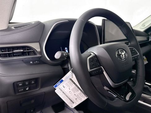 New 2026 Toyota Highlander Limited image 4