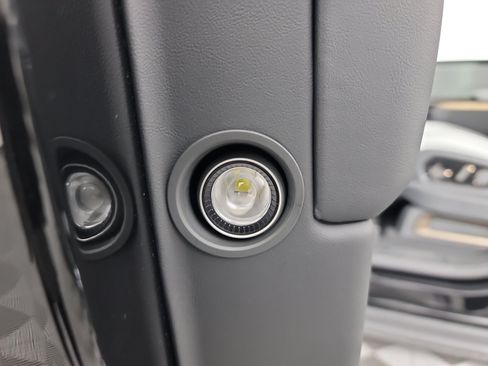 Used 2025 Rivian R1S Premium AWD/4WD image 32