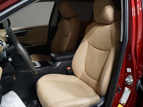 Certified 2021 Toyota RAV4 LE FWD image 24