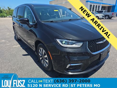 Used 2023 Chrysler Pacifica Touring-L FWD image 1