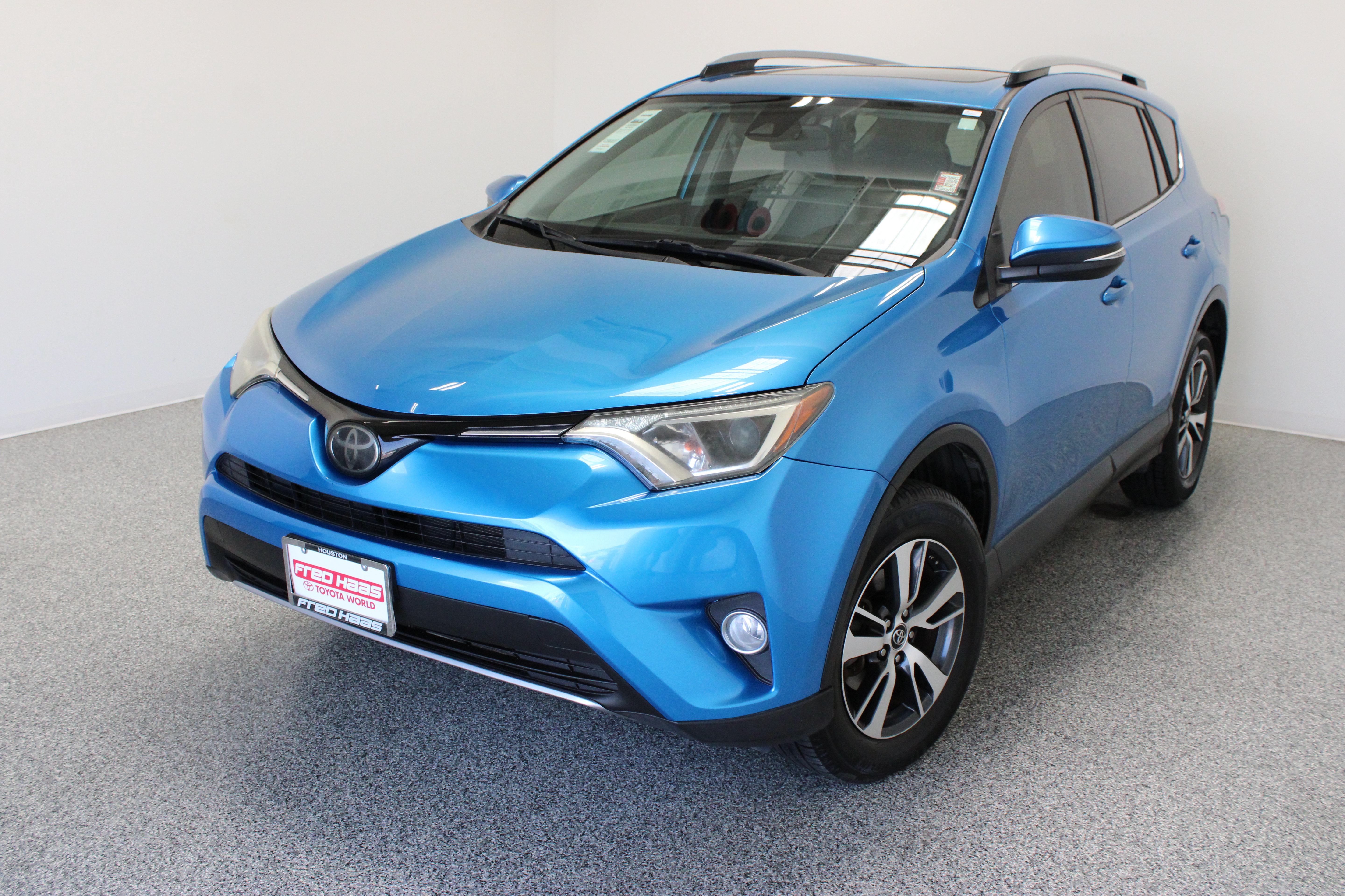 Used 2018 Toyota RAV4 XLE FWD image 2