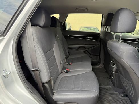 Used 2019 Kia Sorento L image 18