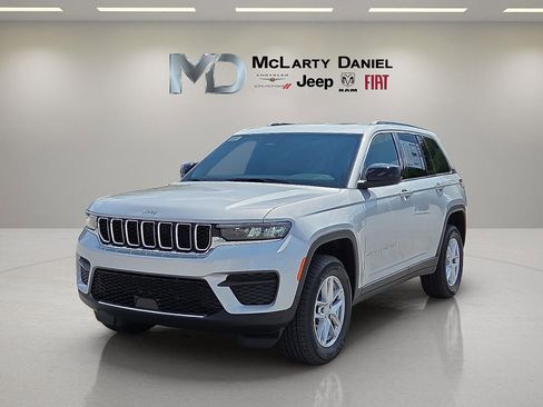 New 2025 Jeep Grand Cherokee Laredo image 2