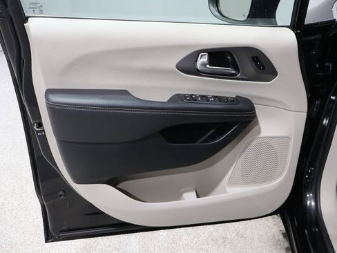 Used 2023 Chrysler Pacifica Touring-L image 14