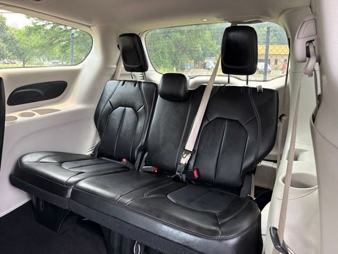 Used 2024 Chrysler Pacifica Touring-L FWD image 19