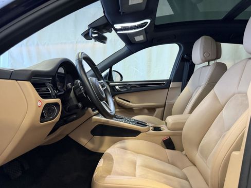 Certified 2020 Porsche Macan image 5