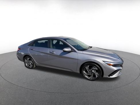 Used 2025 Hyundai Elantra SEL image 2