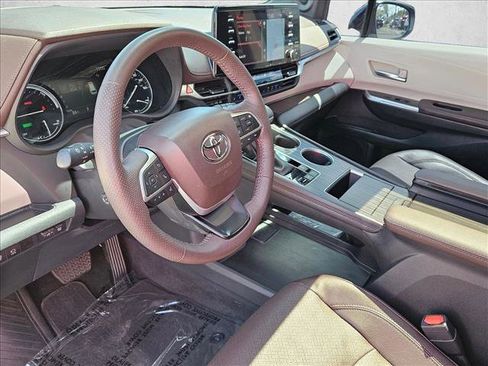 Used 2024 Toyota Sienna Platinum FWD image 10