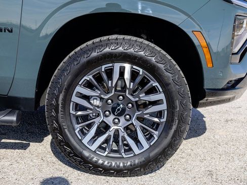 Used 2025 Chevrolet Suburban Z71 w/ Comfort Package image 27