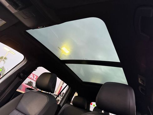 Used 2023 Volkswagen Tiguan SE R-Line image 17