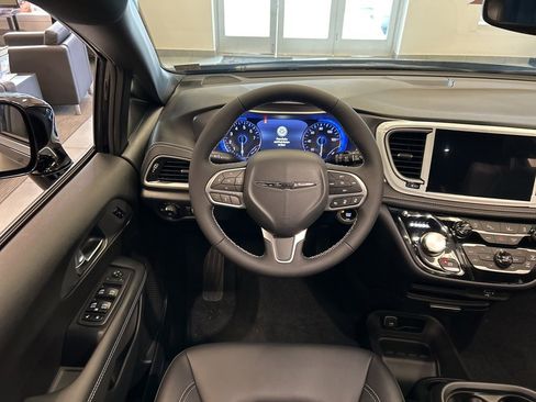 New 2026 Chrysler Pacifica Select image 17