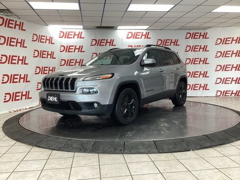 Used 2016 Jeep Cherokee Latitude w/ Comfort/Convenience Group AWD/4WD image 3