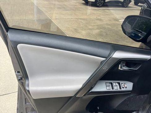Used 2018 Toyota RAV4 XLE FWD image 12