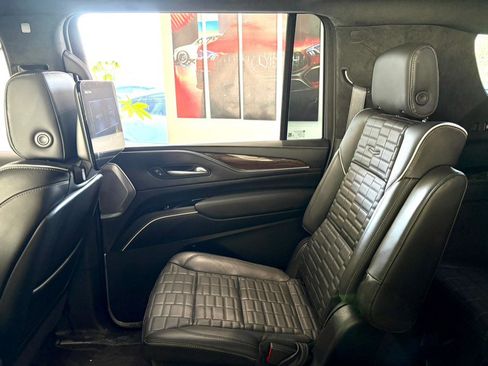 Used 2023 Cadillac Escalade ESV Premium Luxury Platinum image 16