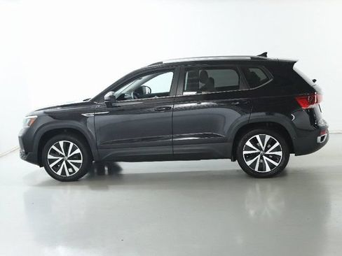 Certified 2022 Volkswagen Taos SE w/ Panoramic Sunroof Package AWD/4WD image 41