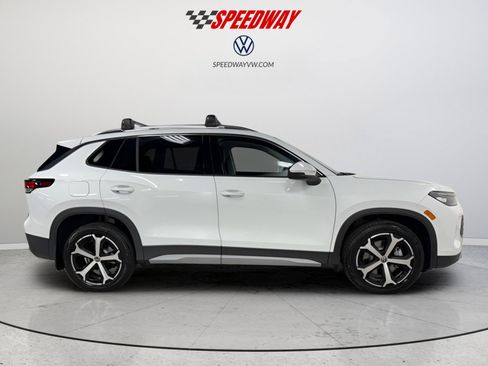Used 2025 Volkswagen Tiguan SE AWD/4WD image 8