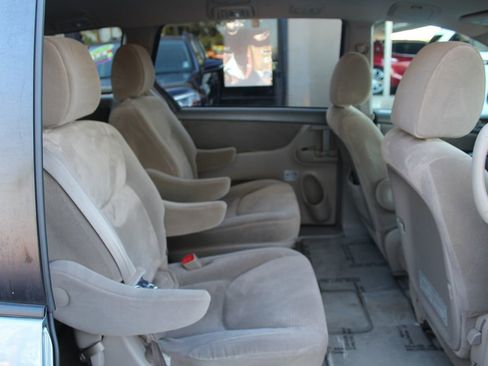 Used 2010 Toyota Sienna LE image 21