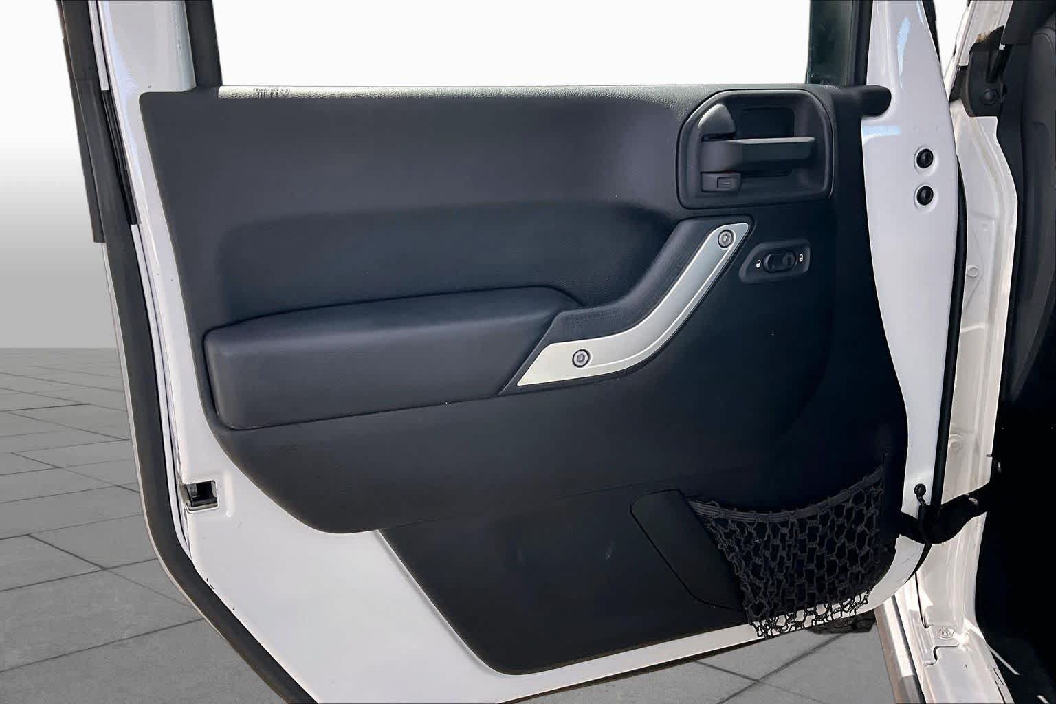Used 2014 Jeep Wrangler Unlimited Rubicon w/ Connectivity Group AWD/4WD image 21