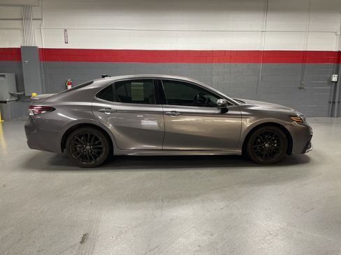 Used 2022 Toyota Camry XSE FWD image 7