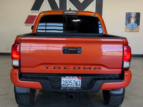 Used 2017 Toyota Tacoma TRD Sport AWD/4WD image 5