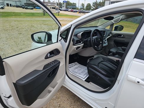 Used 2023 Chrysler Pacifica Touring-L FWD image 22