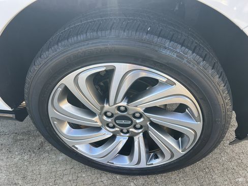 Used 2023 Lincoln Navigator Reserve AWD/4WD image 2