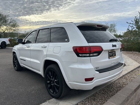 Used 2018 Jeep Grand Cherokee Altitude image 5