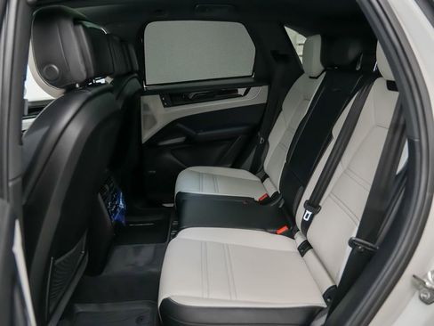 Used 2024 Porsche Cayenne AWD/4WD image 18