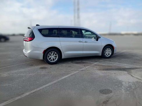 New 2026 Chrysler Pacifica Select image 13