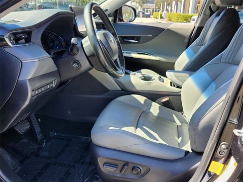 Used 2021 Toyota Venza Limited image 3