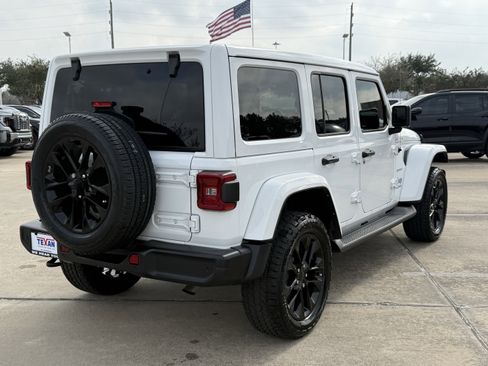 Used 2021 Jeep Wrangler Unlimited Sahara w/ Safety Group image 5